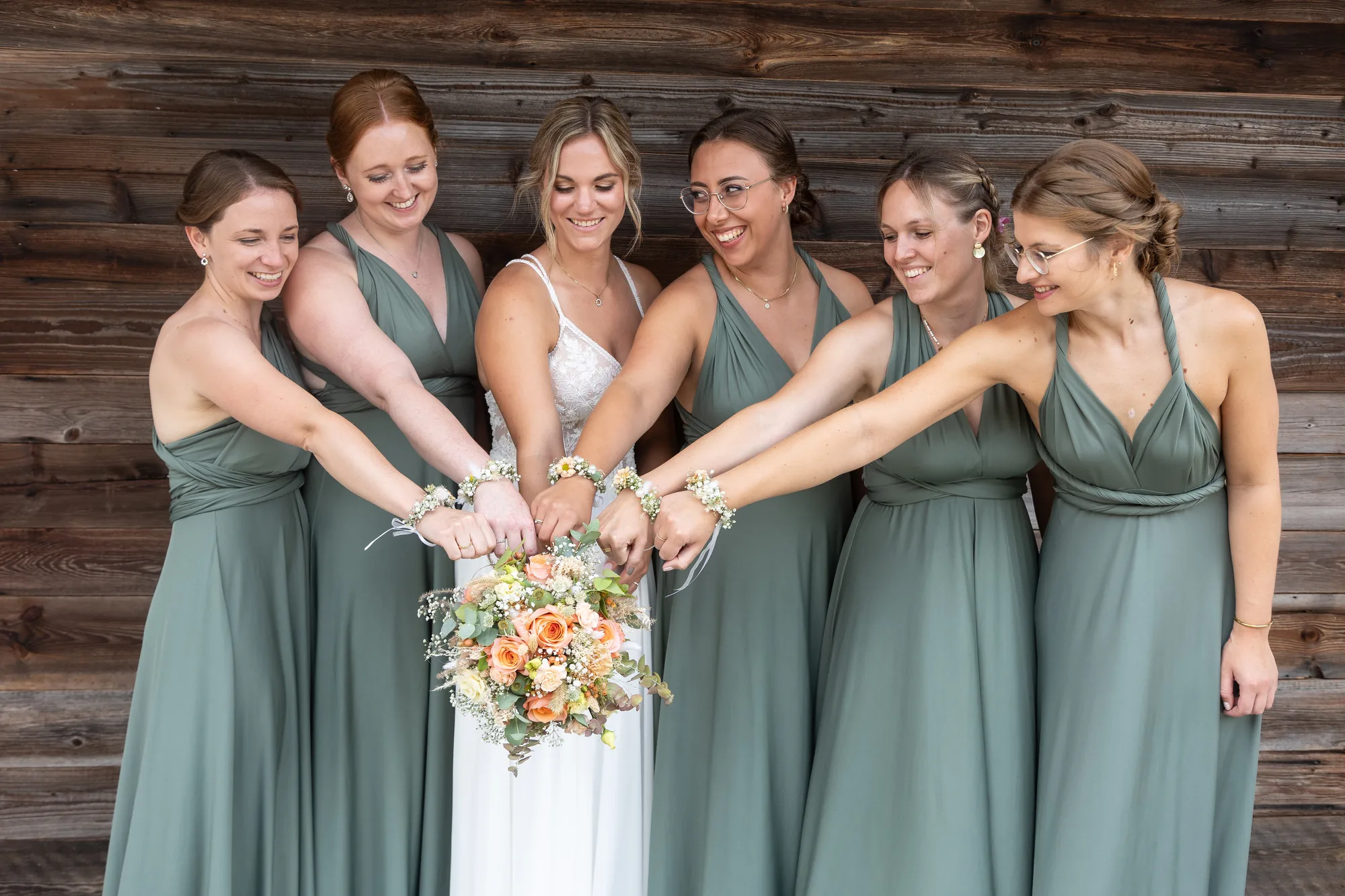 Braut mit Brautjungfern – Gruppenfoto bei der Hochzeit in Niederbayern