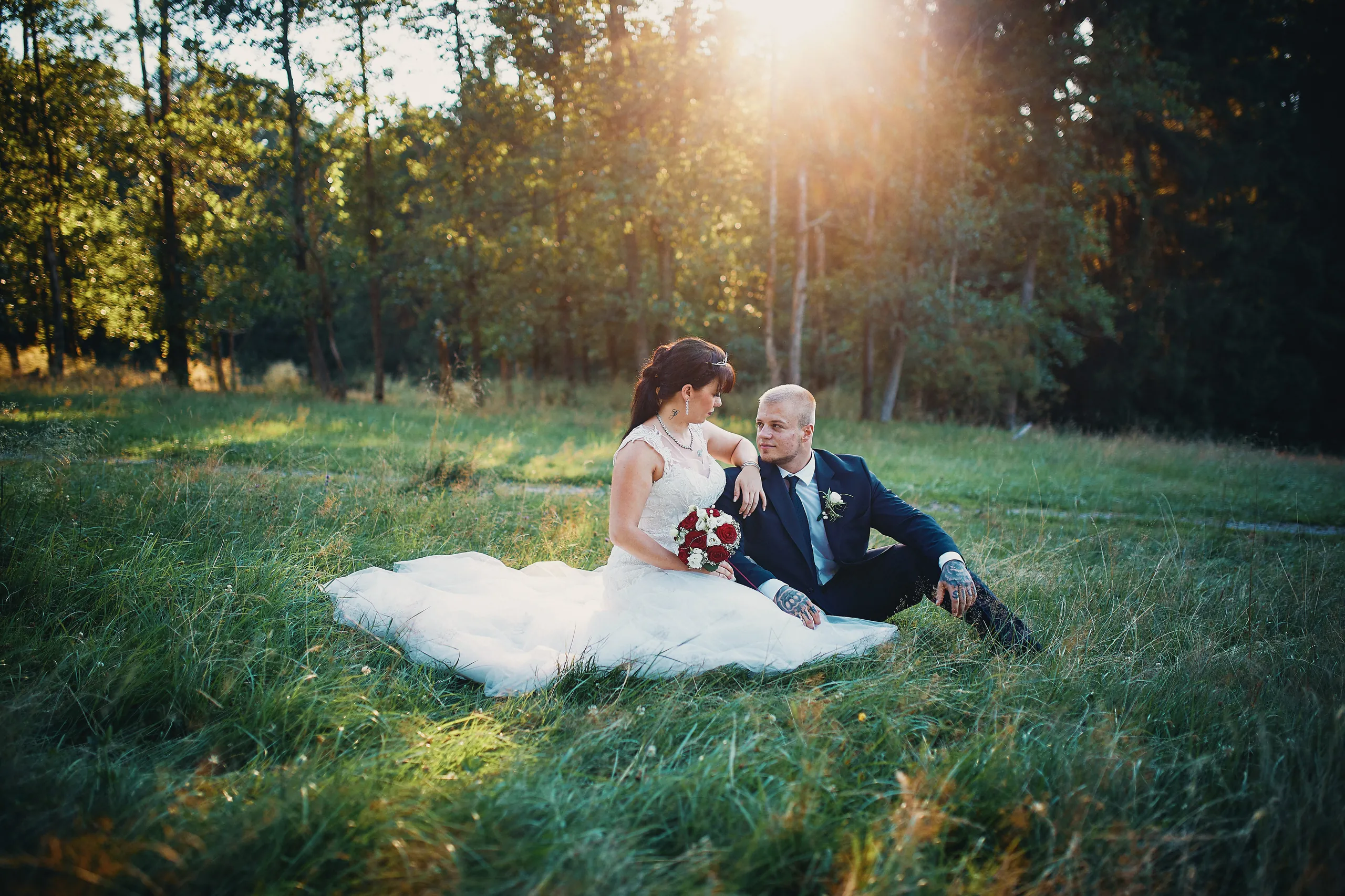 Brautpaar sitzt im Gras im Abendlicht – After-Wedding-Shooting in Niederbayern