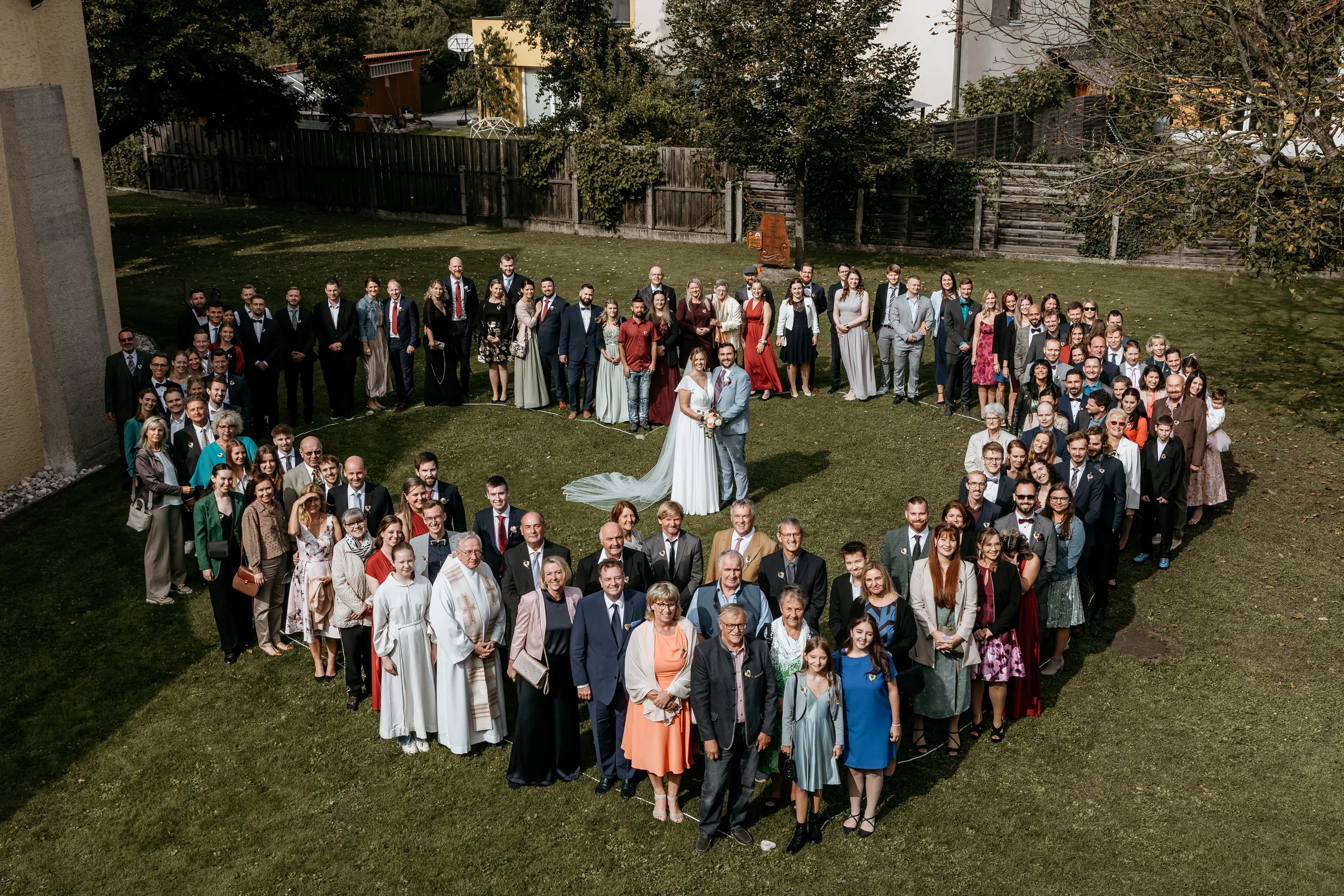 Hochzeitsgesellschaft in Herzform von oben fotografiert – Gruppenfotos bei Hochzeiten in Niederbayern
