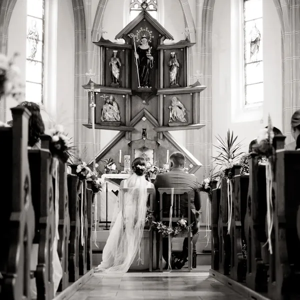 Brautpaar bei der Trauung in einer Barockkirche