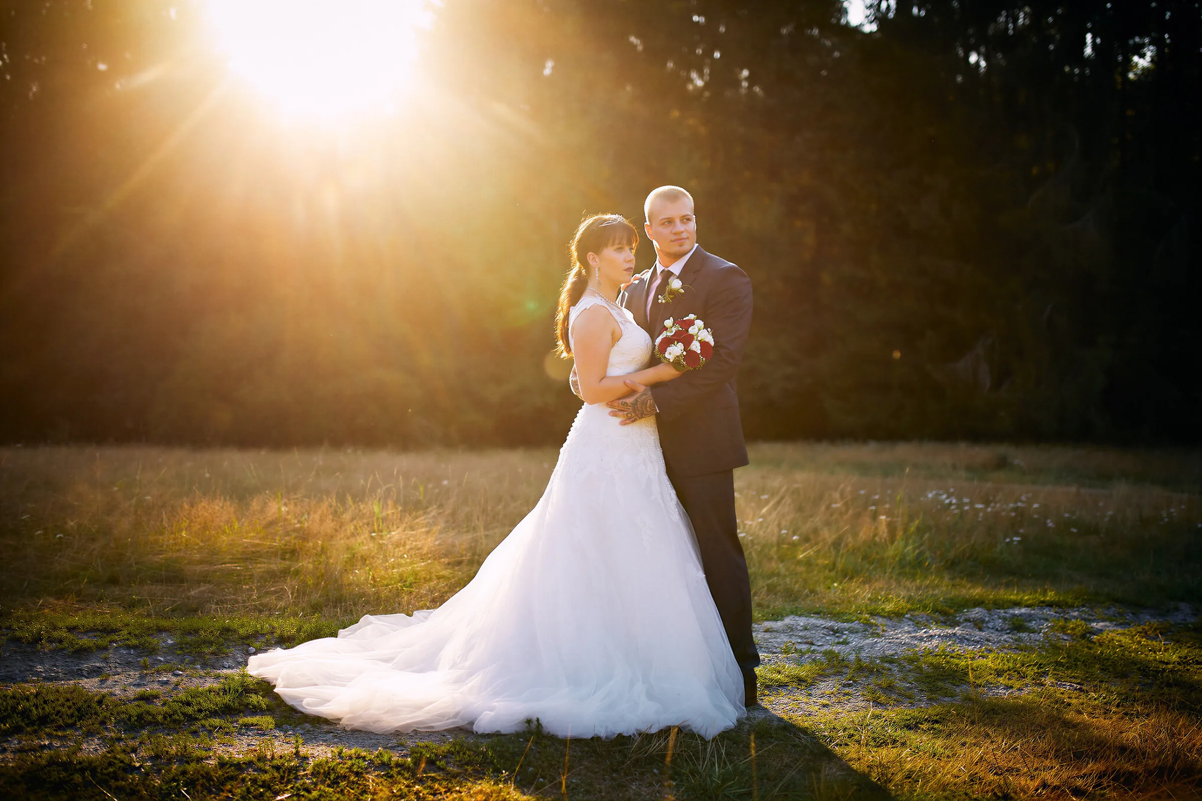 Brautpaar im Abendlicht im Feld – After-Wedding-Shooting in Niederbayern