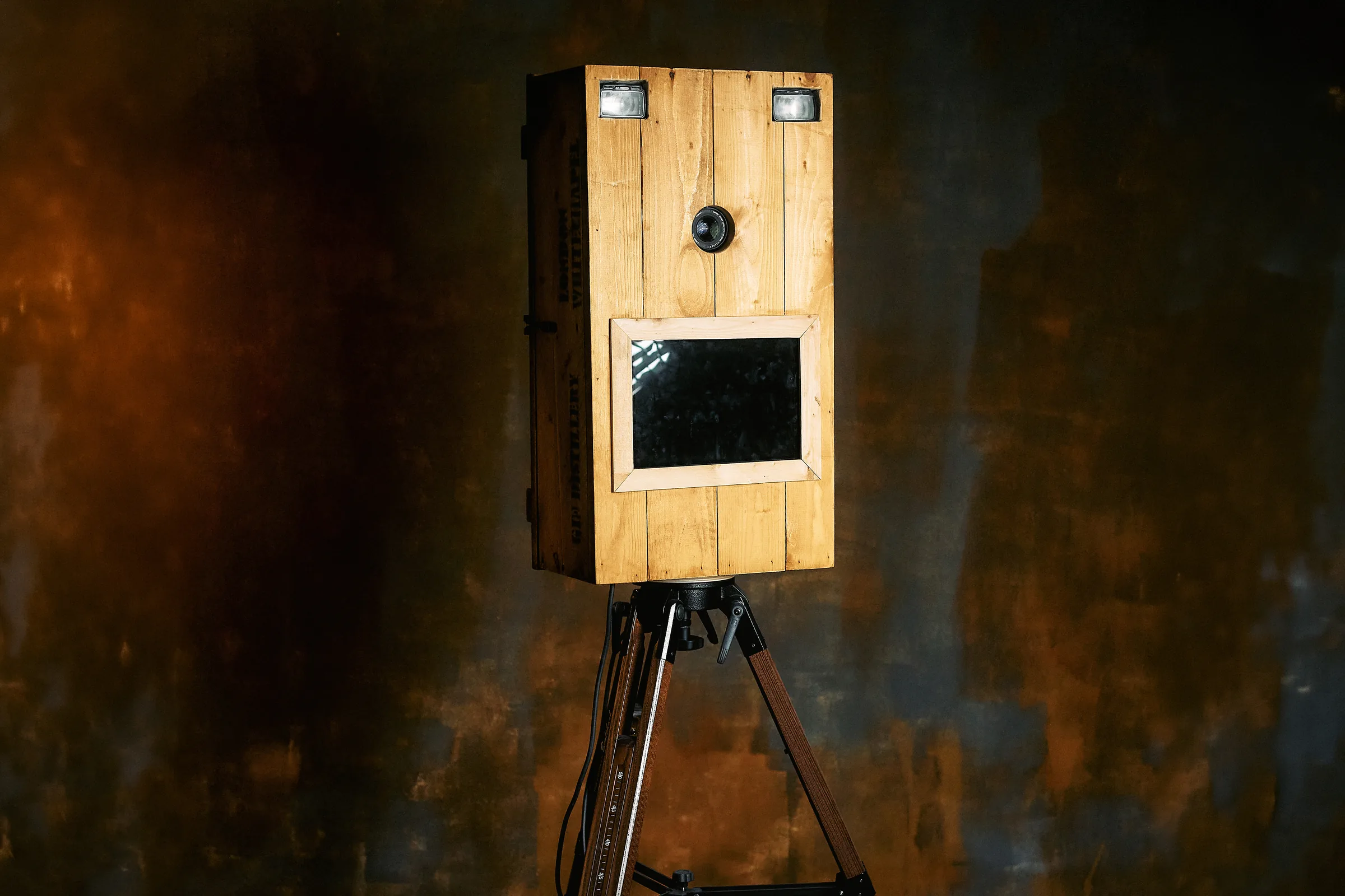 Fotobox aus Holz auf Stativ für Hochzeiten in Niederbayern und im Innviertel