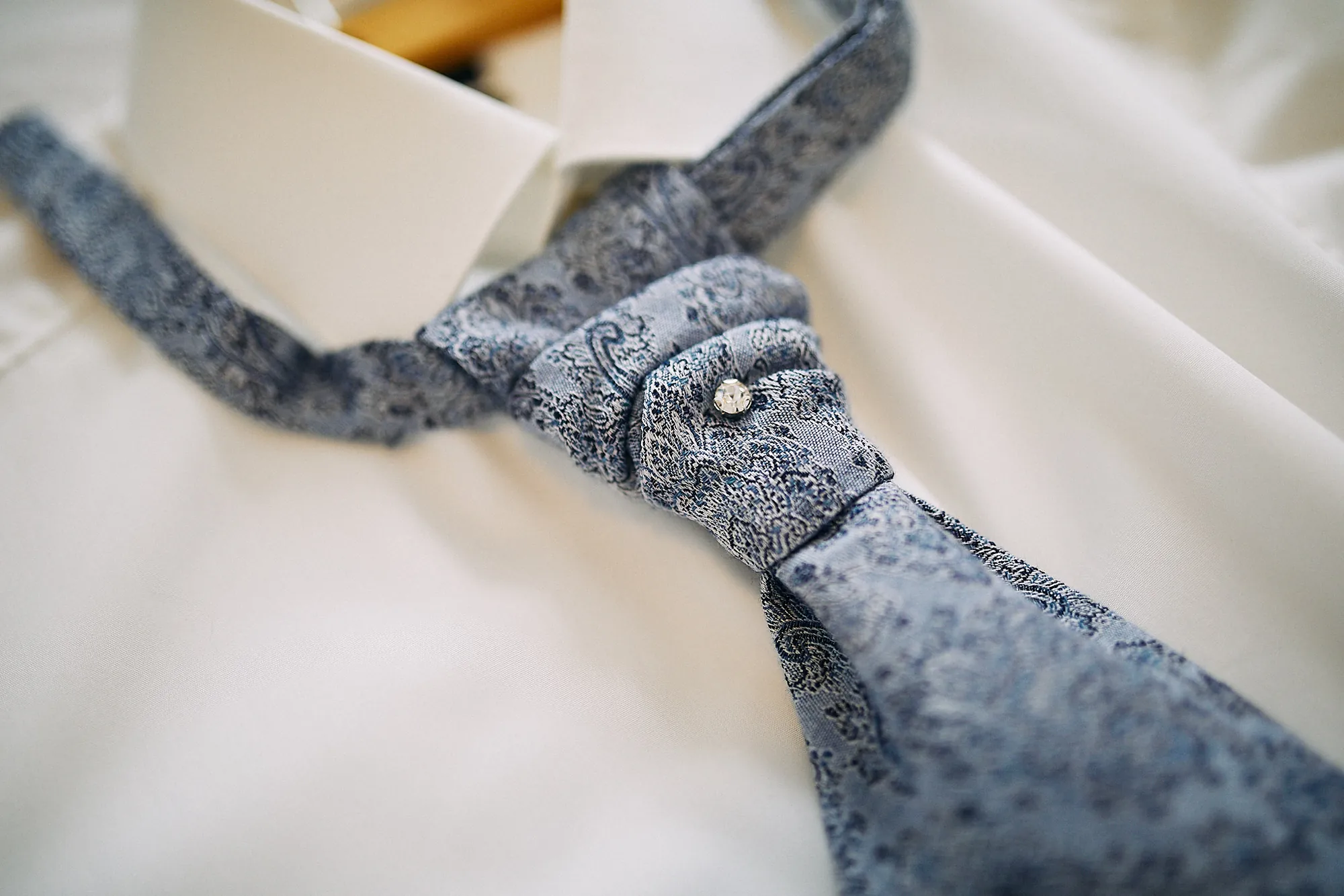 Detail: Krawatte des Bräutigams beim Getting Ready – Hochzeitsreportage vom Inntalfotografen