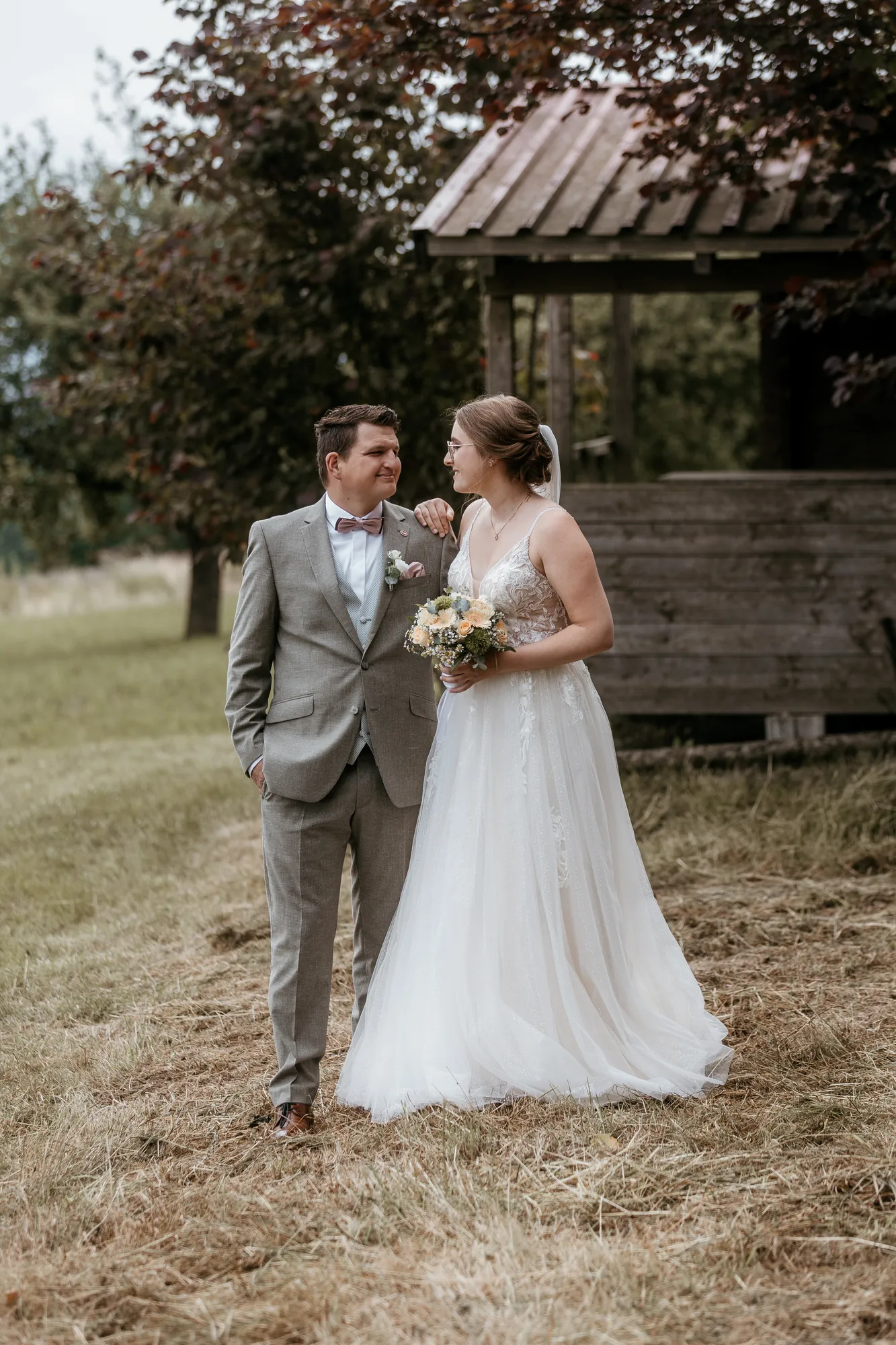 Brautpaar auf einer Wiese vor einem Pavillon – Hochzeitsfotograf aus Niederbayern